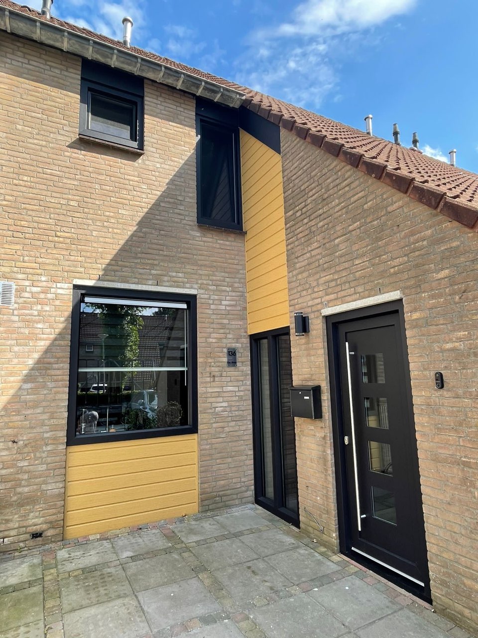 Huis in Groningen voorzien van kunststof deuren en kunststof kozijnen op maat gemaakt door Holthaus.