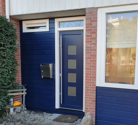 Woning voorzien van een kunststof kozijnen en kunststof deur op maat gemaakt door Holthaus.